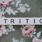 Donna over 60 che legge un articolo sull'alimentazione e la salute ossea.