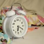 Uomo che dorme nel letto, simbolo del rischio cardiovascolare legato a poche ore di sonno.