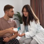 Integratori di magnesio su un tavolo con capsule e polvere, simbolo di salute e benessere.